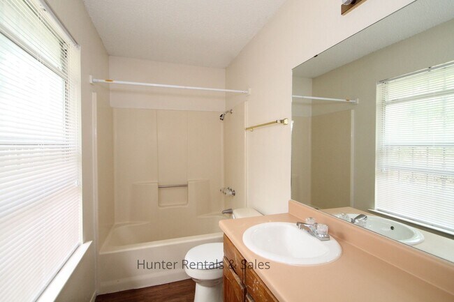 Building Photo - Dreamy Three-Bedroom - 1st month free with...