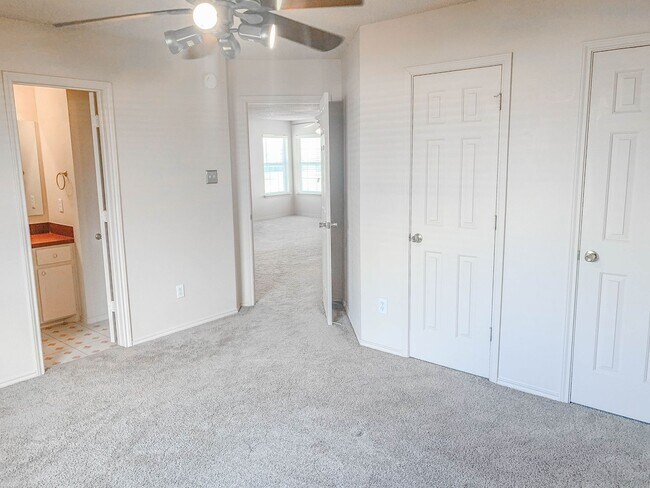 Building Photo - Retro Charm in Every Detail 3Bed/2Bath!