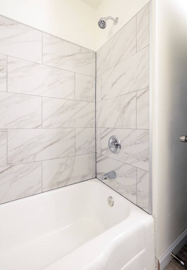 Building Photo - 626 W San Joaquin Ave