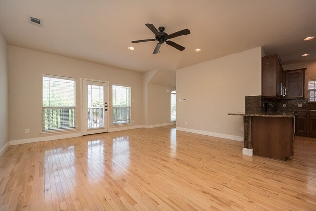 Building Photo - ** MOVE IN SUMMER 2026 ** 5 Bed 3 Bath $5000/$1000 Per Bed Short Walk to TCU Campus