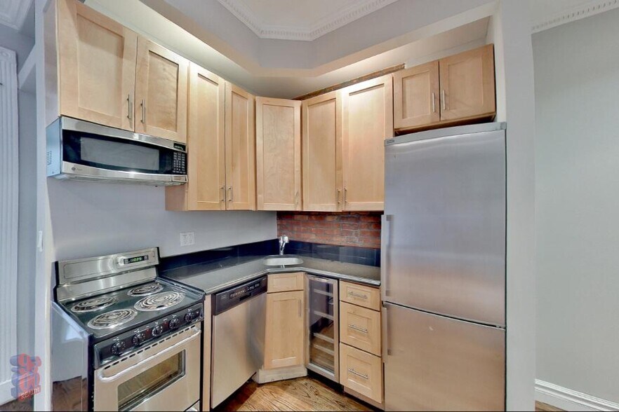 Building Photo - 330 E 35th St