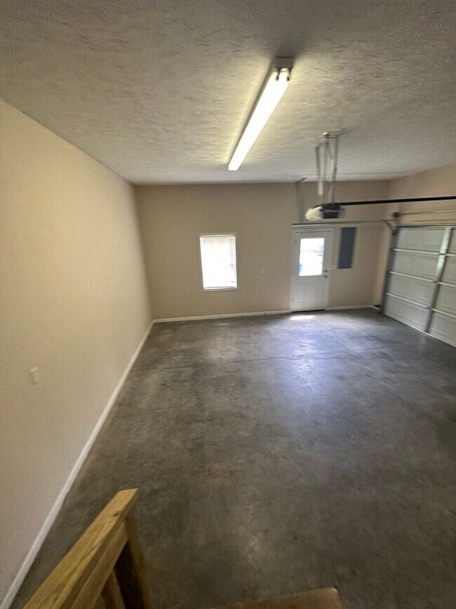 Building Photo - 3 Bedroom, 2 Bath Home Located in Manchester