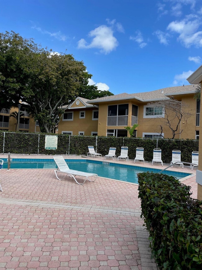 Building Photo - 441 SE 10th St