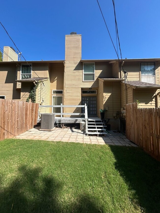Building Photo - Fabulous townhouse in a private and quiet ...