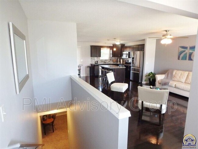 Building Photo - 1712 SW Valley View Dr