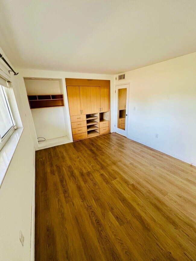 Building Photo - 1175 NE Miami Gardens Dr