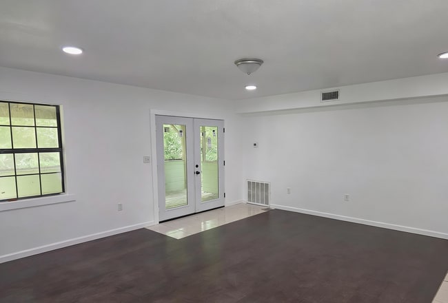 Building Photo - 2417 Robertsdale Rd