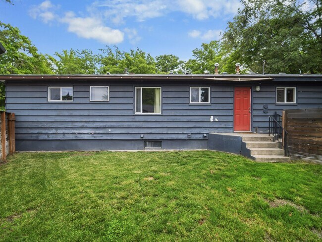 Building Photo - Spacious Unfurnished Home in Northwest Spokane