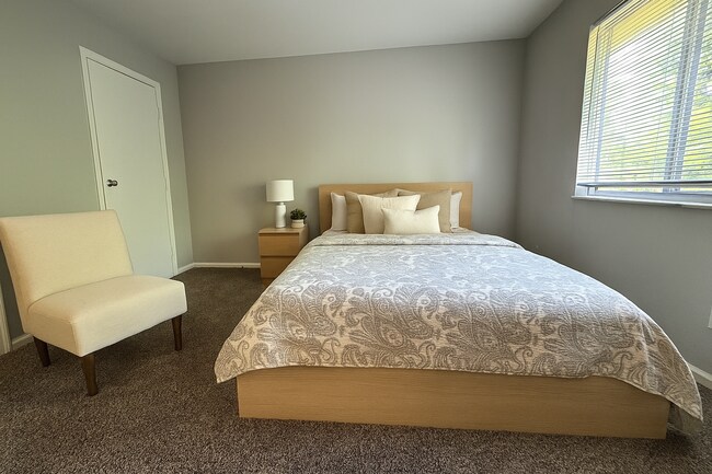 Building Photo - Silver Rock Avenue Apartments