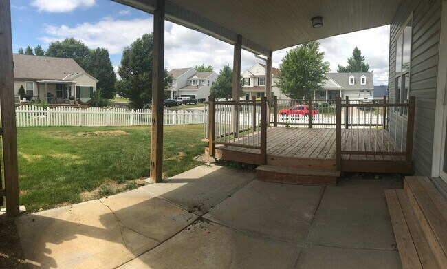 Building Photo - Large Home in Papillion For Rent!