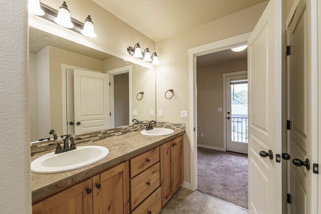 Building Photo - 3 Bedroom 2.5 Bath Townhome - Convenient R...