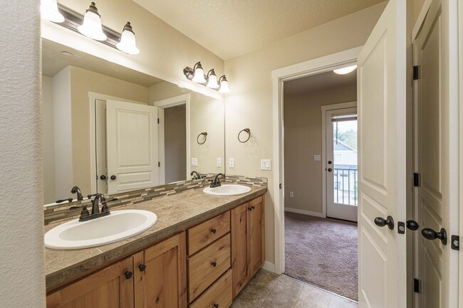 Building Photo - ASK ABOUT ONE MONTH FREE SPECIAL - Ask Us How! 3 Bedroom 2.5 Bath Townhome - Convenient Ridgefiel...