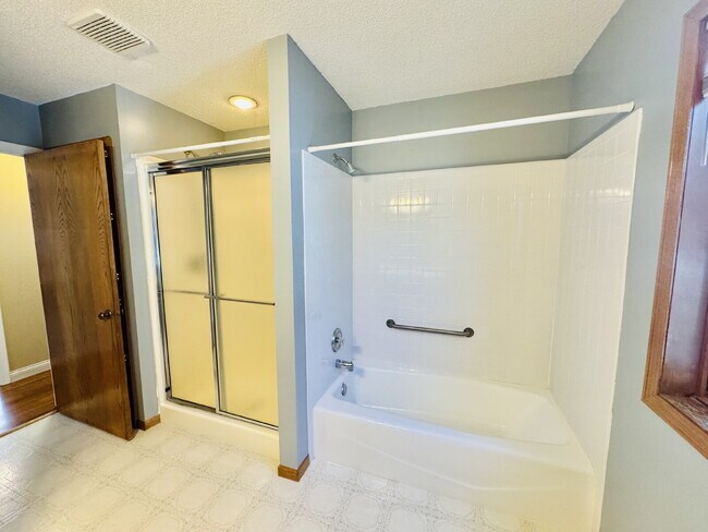 Building Photo - Charming Chaska Retreat: Spacious Single Family Homer 3-Bedroom 2.5 Bathroom Home with Finished B...