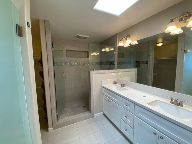 Building Photo - Newly Renovated on Montezuma!