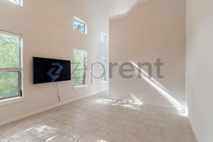 Building Photo - Unit 28