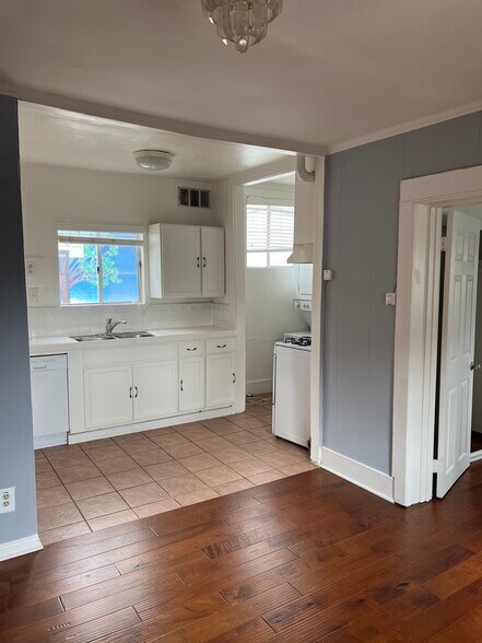 Building Photo - 533 Vernon Ave