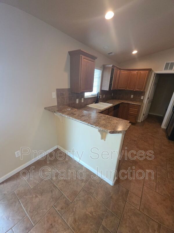 Building Photo - 3018 Oakwood Dr