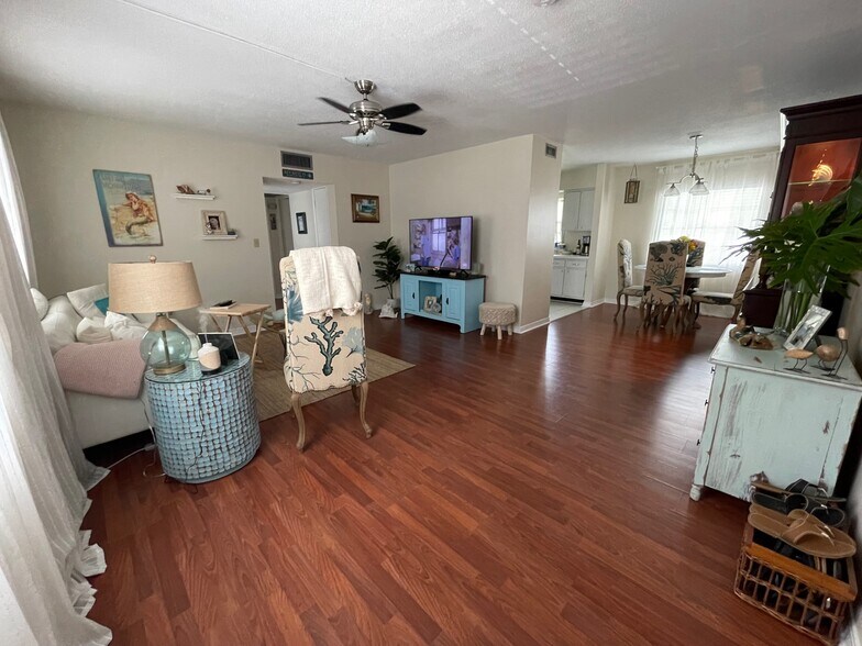 Open Floor Plan - Living Room - 6965 Avenue des Palais
