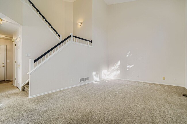 Building Photo - Bright & Spacious 3-Bedroom Home in Fox Run