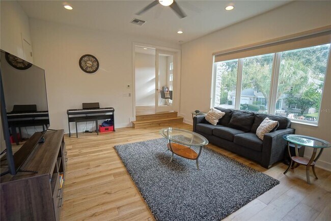 Building Photo - 209 S Trask St