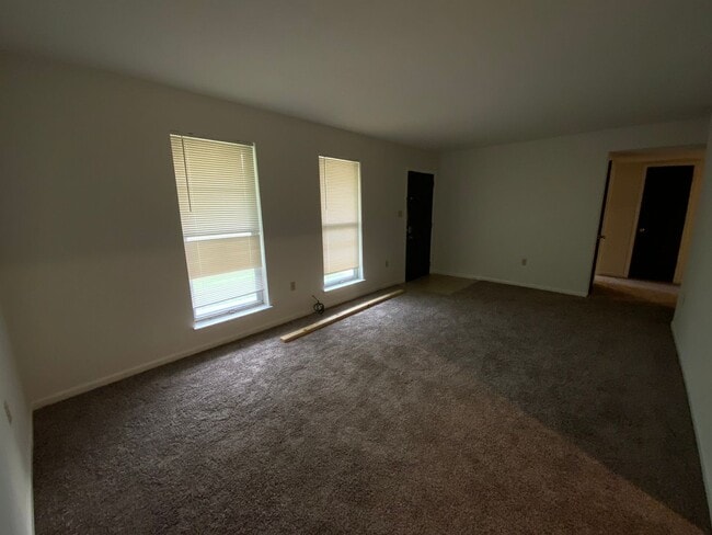 Building Photo - 3 Bedroom/1.5 bathroom Duplex