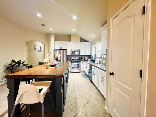 Building Photo - 5531 Jay Thrush Dr