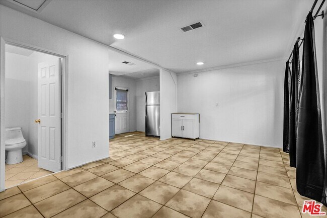 Building Photo - 13110 Pinney St