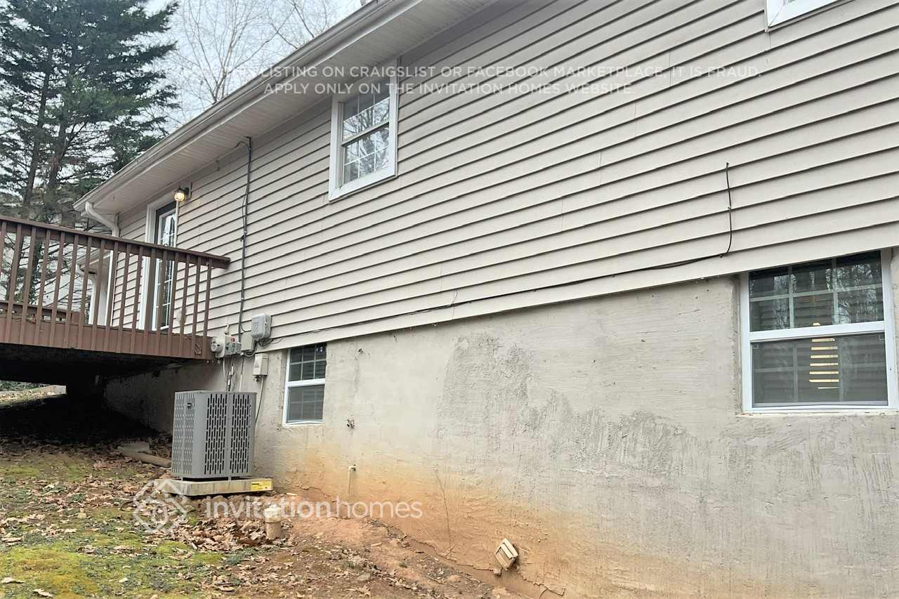 Building Photo - 3552 Meadowview Dr