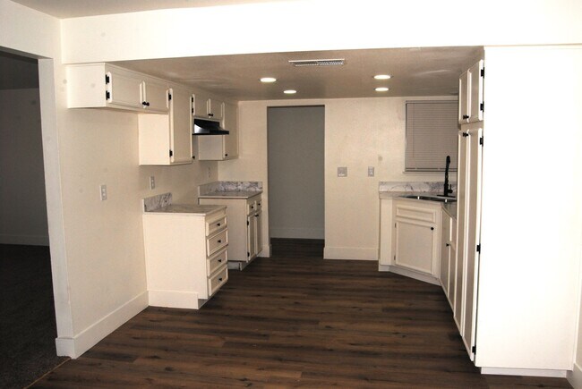 Building Photo - 2401 Bernice Ct