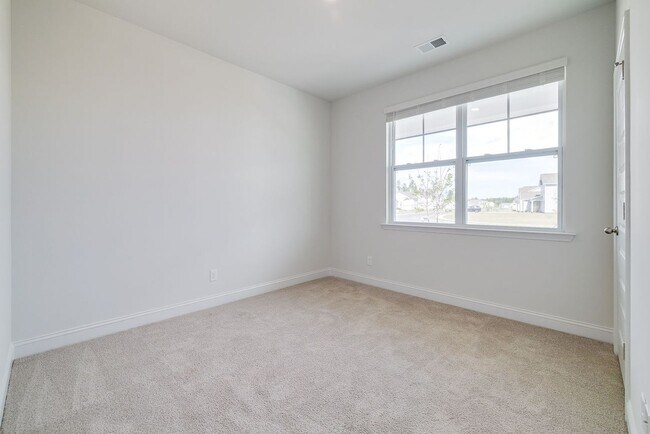 Building Photo - Beautiful 4 bedroom, 2 bathroom home locat...