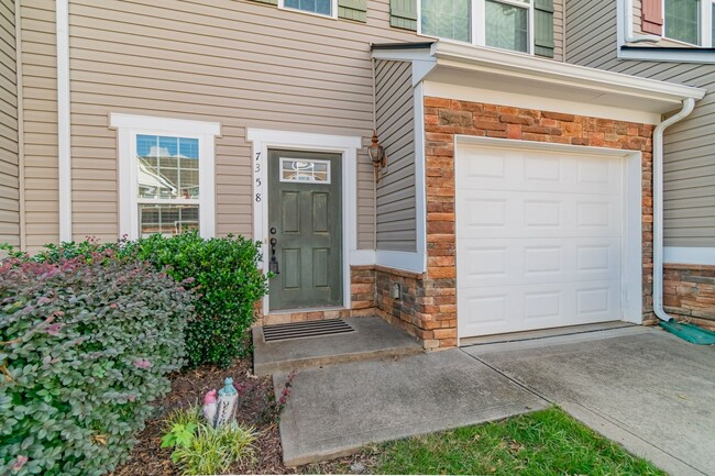 Building Photo - Charming 3-bedroom, 2.5-bathroom townhome ...