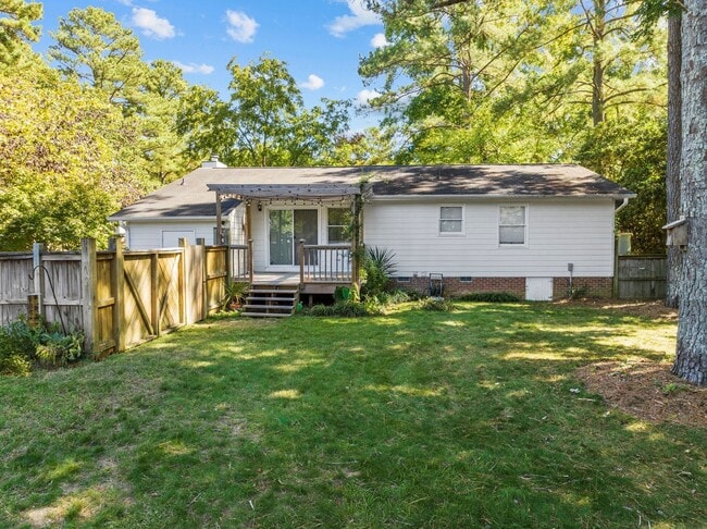 Building Photo - Gorgeous 3 Bedroom Ranch in North Raleigh, updated, pet friendly, fenced-in yard!