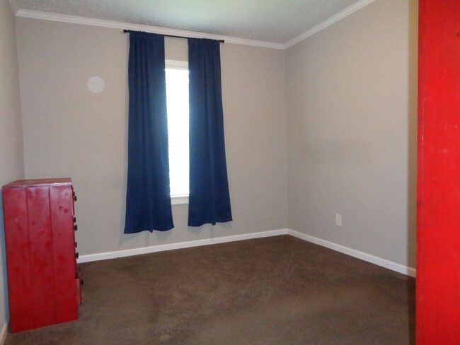 Building Photo - One Level House FOR RENT with a Country Se...