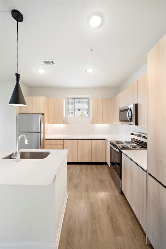 Building Photo - 17000 Bissonnet St