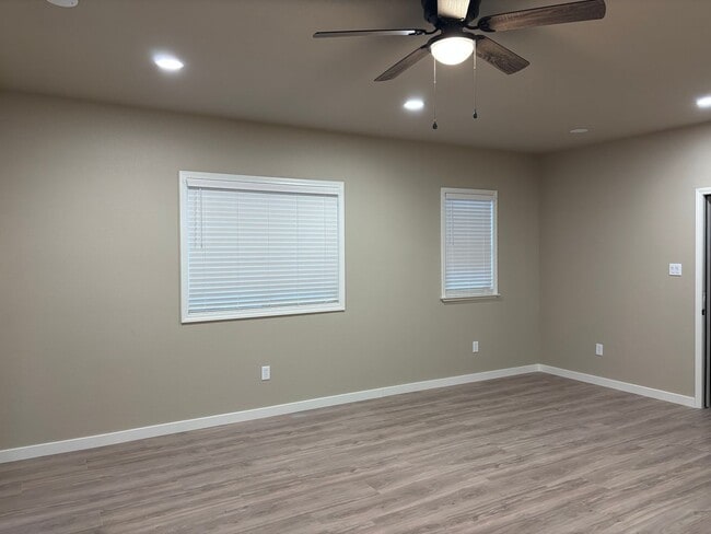 Building Photo - Available now! 1bed/1bath Great Neighborhood!