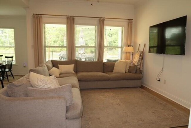 Building Photo - Golf Course and Pond Views