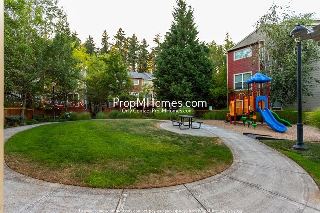 Building Photo - Spacious Townhome in Tanasbourne!