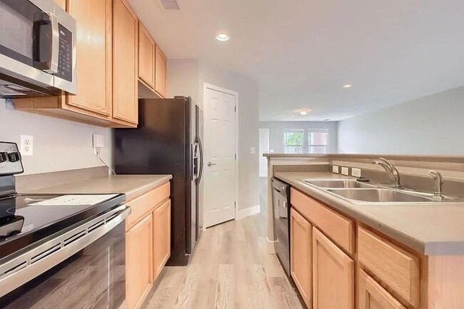 Building Photo - Beautiful 3 bedroom Townhome in Green Valley Ranch