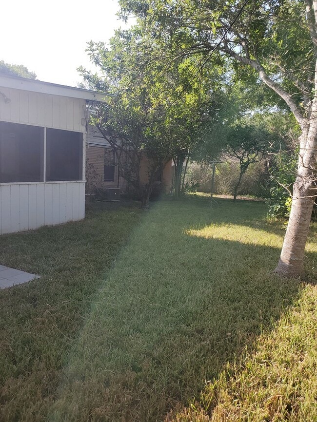 Building Photo - 814 E Ebony Dr