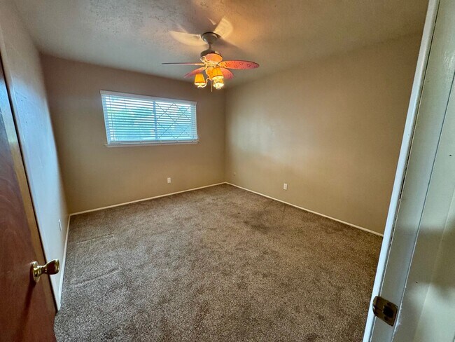 Building Photo - Centrally Located 3bed 2bath!