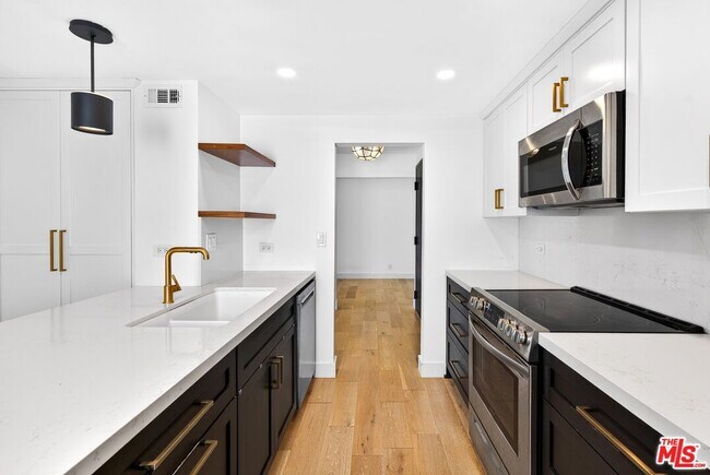 Building Photo - 10535 Wilshire Blvd