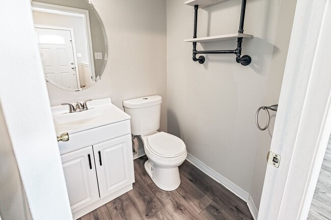 Building Photo - Renovated Townhome in Woodburne