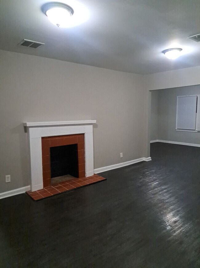 Building Photo - MOVE IN SPECIAL 1/2 OFF 1st full month if you move in by 7/1