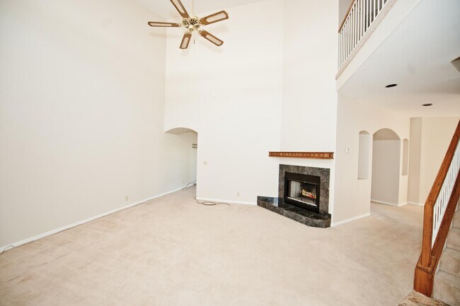 Building Photo - 2322 S Rogers Cir