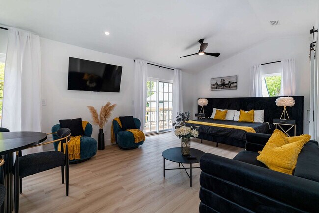 Building Photo - 30 W Castillo Dr