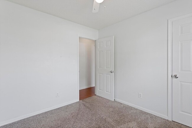 Building Photo - 3 bedroom with garage *** Available to move-in by May 20th ***