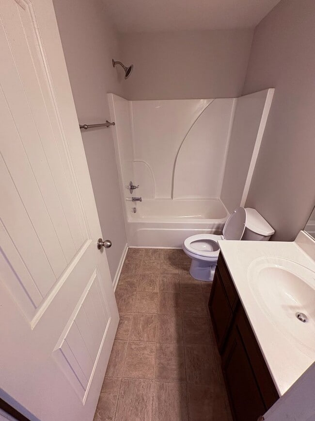 Building Photo - Stunning Stratford Park Townhome