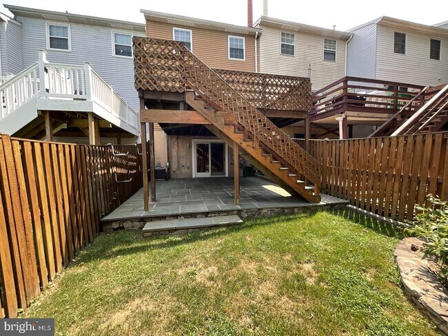 Building Photo - 1027 Travis Ln