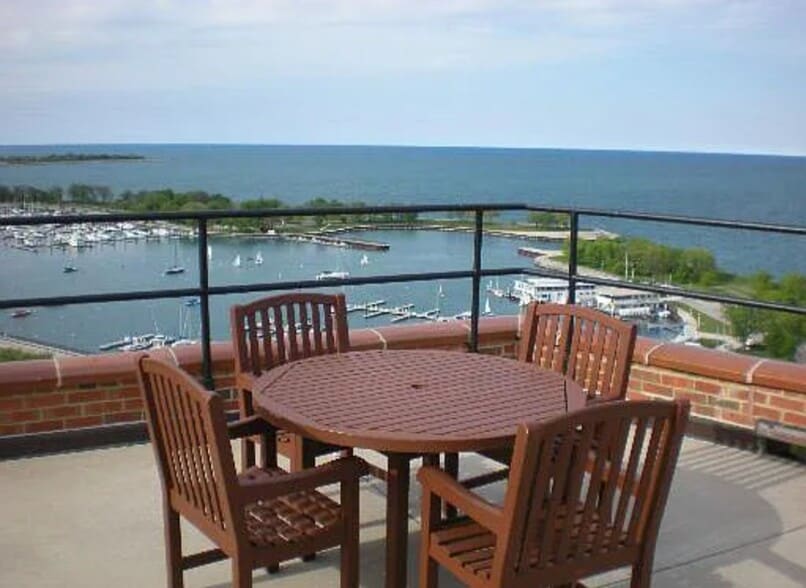 Cocktail Hour - 3100 N Lake Shore Dr