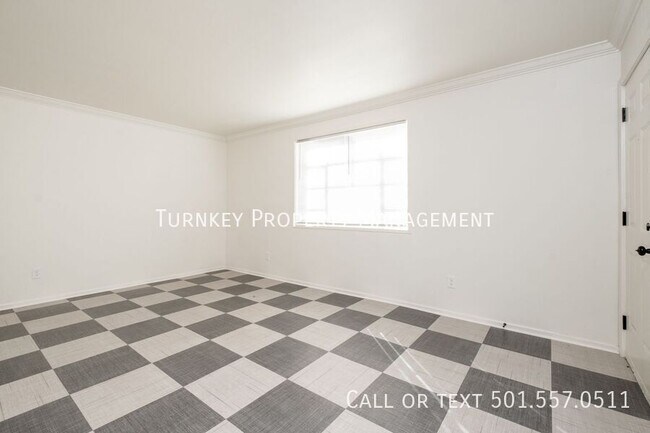Building Photo - 612 E 7th St